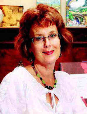 photo of illustrator and calligrapher - Lynne Muir